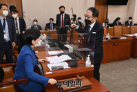 [포토] 안건조정위 비공개, 항의하는 김도읍 국민의힘 의원