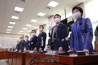 [포토] 기립해서 공수처법 통과 시키는 민주당