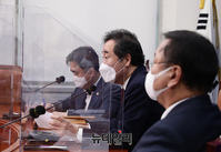 [포토] 최고위 참석한 이낙연 더불어민주당 당대표