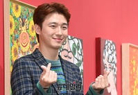 [포토] 한상윤 화가 "양손 하트 받으세요"