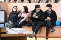 [포토] 거리두기 격상에 카페 못가자 쇼핑몰·서점으로 '풍선효과'