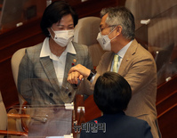 [포토] 대화 나누는 추미애-최강욱