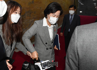 [포토] 본회의장 이동하는 추미애 법무부 장관