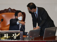 [포토] 대화 나누는 박병석-주호영