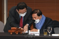 [포토] 대화 나누는 '주호영-이재오'