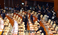 [포토] 공수처법 가결, 본회의장 떠나는 국민의힘