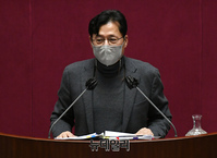 [포토] 토론하는 홍익표 더불어민주당 의원