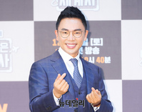 [포토] 포토타임 갖는 방송인 설민석