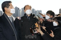 [포토] 징계위 입장하는 윤 총장 변호인 이완규 변호사