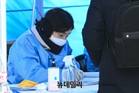 [포토] 영하의 날씨에 방한용품 착용한 의료진