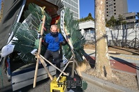 [포토] 대검 앞으로 옮겨지는 '추미애 비판' 근조화환