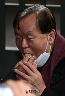 [포토] 석방 직후 두부먹는 김경재 전 총재