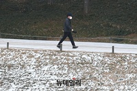 [포토] 밤 사이 내린 수도권 눈… "빙판길 조심하세요"