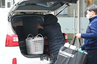 [포토] 서울시립대 기숙사 활용해 코로나 병상 확보… 짐 빼는 학생들