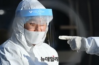 [포토] 신규 확진자 사흘 연속 1,000명대..바쁜 의료진