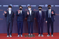 [포토] 뉴이스트 "마스크 쓰고 참석합니다"