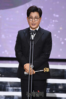 [포토] 공익예능상 수상한 김성주 "뜻깊은 상 감사합니다"