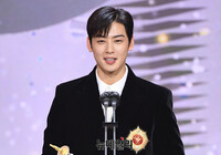 [포토] 차은우, SBS연예대상 신인상 수상