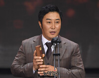 [포토] 김병만, SBS연예대상 골든콘텐츠상 수상