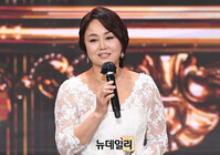 [포토] 개그우먼 이경실, SBS 연예대상 레전드 특별상 수상