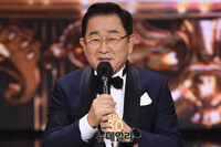 [포토] 개그맨 이홍렬, SBS연예대상 레전드MC 특별상 수상