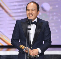 [포토] 연예대상 우수상 수상한 김광규 "아파트값 좀 잡아주세요"