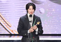 [포토] 김희철, SBS 연예대상 최우수상 수상