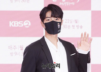 [포토] 김명수, 마스크로 감출 수 없는 배우 포스