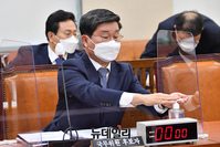 [포토] 손소독제 바르는 전해철 후보자