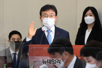 [포토] 선서하는 권덕철 보건복지부 장관 후보자