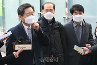 [포토] 윤석열 정직 집행정지 심문기일, 법원 향하는 윤 총장측 변호인단