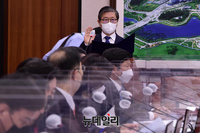 [포토] 선서하는 변창흠 국토교통부 장관 후보자