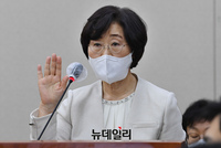 [포토] 선서하는 정영애 여성가족부장관 후보자