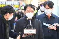 [포토] 취재진 질문에 답하는 법무부 측 이옥형 변호사