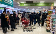 [포토] 전국 5인 이상 사적모임 금지, 고객들로 붐비는 대형마트