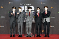 [포토] 멋진 수트핏 뽐내는 뉴이스트