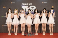 [포토] 화사한 비주얼 뽐내는 오마이걸