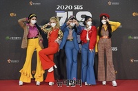 [포토] 여자친구 "복고 컨셉 무대 기대하세요"