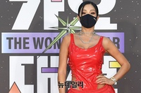 [포토] 강렬한 무대의상 선보이는 제시