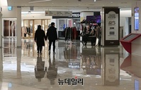 [포토] 사회적 거리두기 2.5단계 연장, 한산한 코엑스 내 쇼핑몰