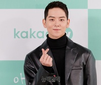 [포토] 배우 여회현 "온라인으로 인사드려요"