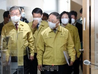 [포토] 코로나19 3차 지원대책, 입장하는 홍남기 부총리