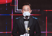 [포토] MBC방송연예대상, 라디오 신인상 수상한 표창원