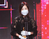 [포토] MBC방송연예대상, 라디오 신인상 수상한 강수지