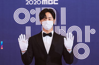 [포토] 반갑게 손인사하는 배우 김도완