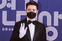 [포토] 이준혁, 마스크로 가려지지 않는 잘생김