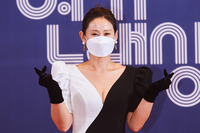 [포토] 흑백의 조화로운 드레스 입은 배우 김선영