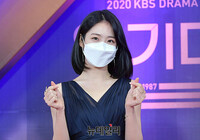 [포토] 배우 신예은, 마스크도 가릴 수 없는 미모