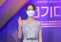 [포토] KBS연기대상, 손 인사하는 이유영