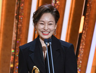 [포토] SBS연기대상 조연상 수상한 진경, 미소활짝